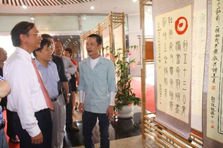 Exhibition “Calligraphic paintings of Uncle Ho’s poems” opens in Hanoi